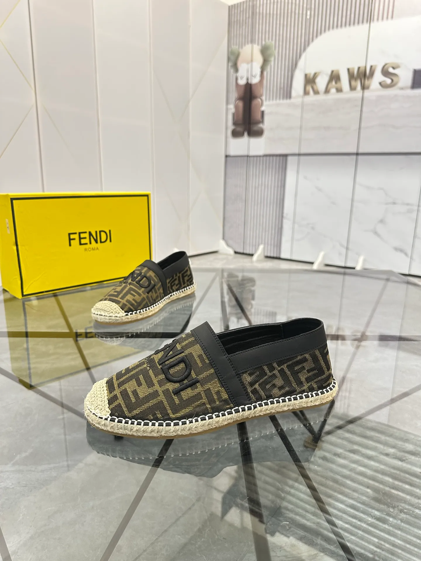 Selling men's shoes 💰: 💰P420¥ Product trademark: Fendi* "Fendi*" low-top fisherman's shoes Regular size: 38-44 (can be customized to 37.45) Product materials: upper imported cowhide stitched with original fabric, sheepskin lining, original outsole. Number: 1023